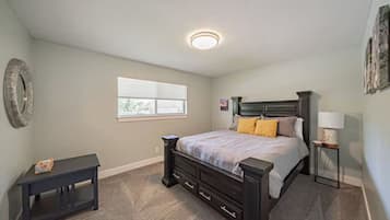 3 sovrum, skrivbord, strykjärn/strykbräda och resesäng