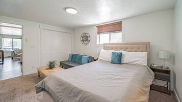 7 bedrooms, desk, iron/ironing board, travel cot