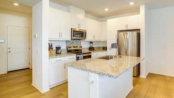 Réfrigérateur, micro-ondes, plaque de cuisson, lave-vaisselle