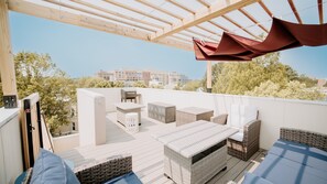 Terrace/patio - 4BR Spacious DC Stay |Private Deck | Free Parking (Washington DC)