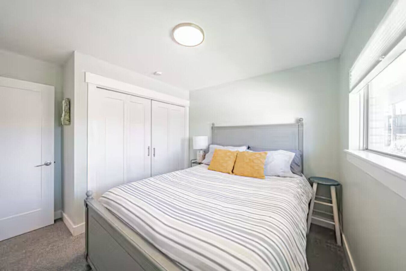 Työpöytä, silitysrauta/-lauta, vauvan matkasänky, Wi-Fi