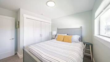 Työpöytä, silitysrauta/-lauta, vauvan matkasänky, Wi-Fi