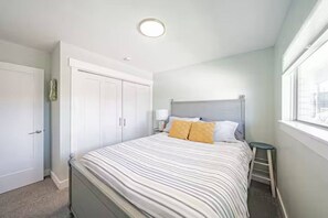 Työpöytä, silitysrauta/-lauta, vauvan matkasänky, Wi-Fi