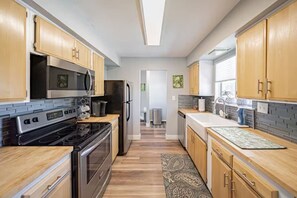 Refrigerador, microondas, horno y parrilla de estufa 