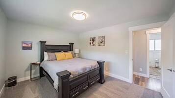 Escritorio, tabla de planchar con plancha, cuna de viaje y wifi