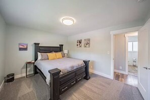 2 habitaciones, escritorio y tabla de planchar con plancha 