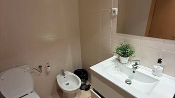 Basic Room | Bathroom