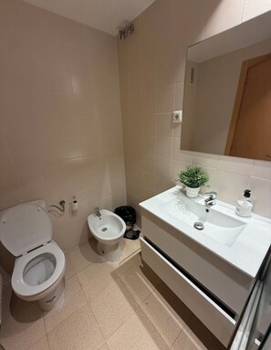 Basic Room | Bathroom - La pesera  (Madrid)