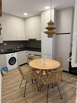 Basic Room | Dining - La pesera  (Madrid)