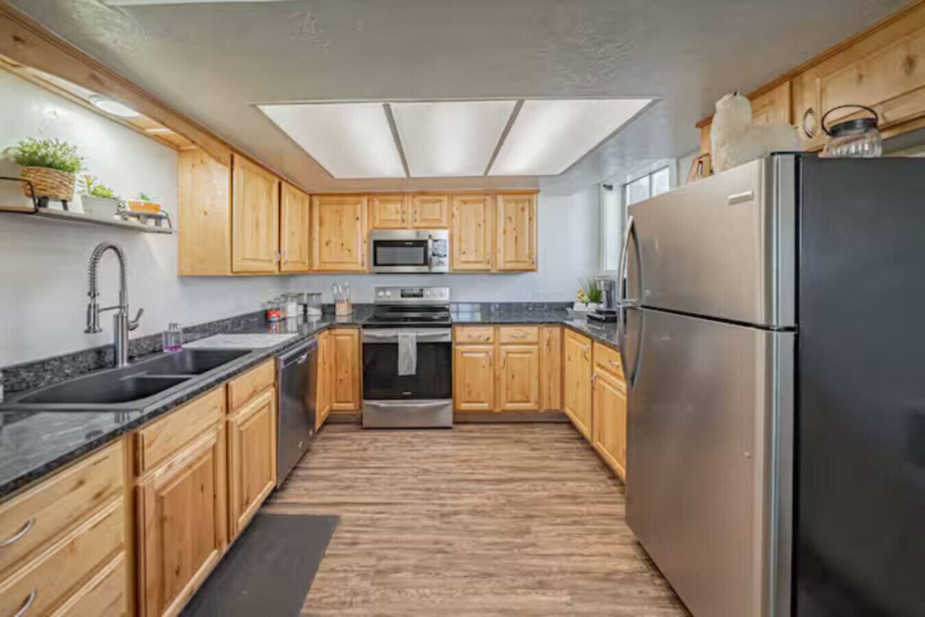 Jääkaappi, mikroaaltouuni, uuni, liesi