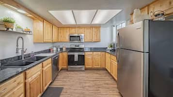 Jääkaappi, mikroaaltouuni, uuni, liesi