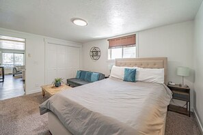 Työpöytä, silitysrauta/-lauta, vauvan matkasänky, Wi-Fi