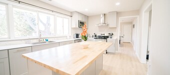 Elegant 5BR/2BA | Private Parking । Great Falls