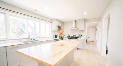Elegant 5BR/2BA | Private Parking । Great Falls