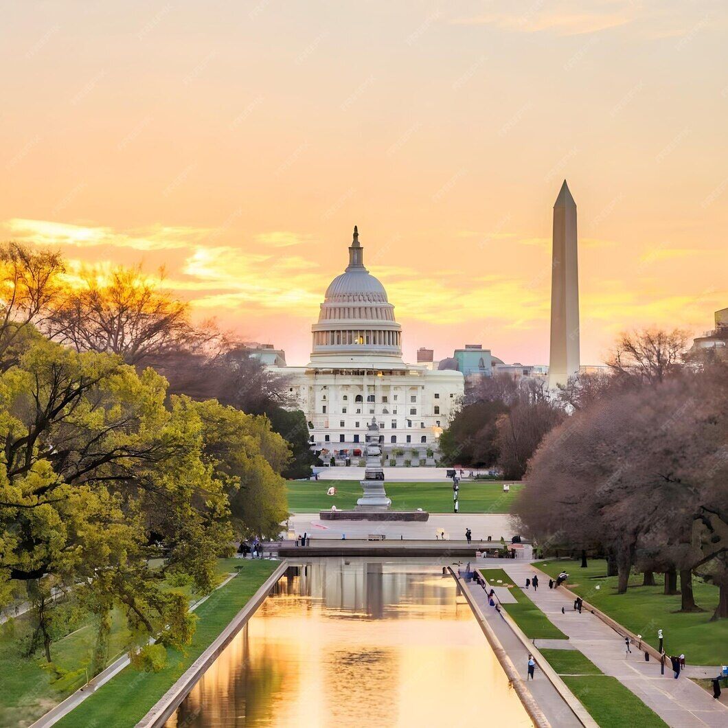 Vue du Capitole des États-Unis, avec le Washington Monument en arrière-plan.