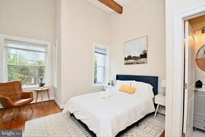 5 bedrooms, desk, iron/ironing board, free WiFi - Bright & Spacious 5BR Home Near Capitol Hill • Free Parking (Washington DC)