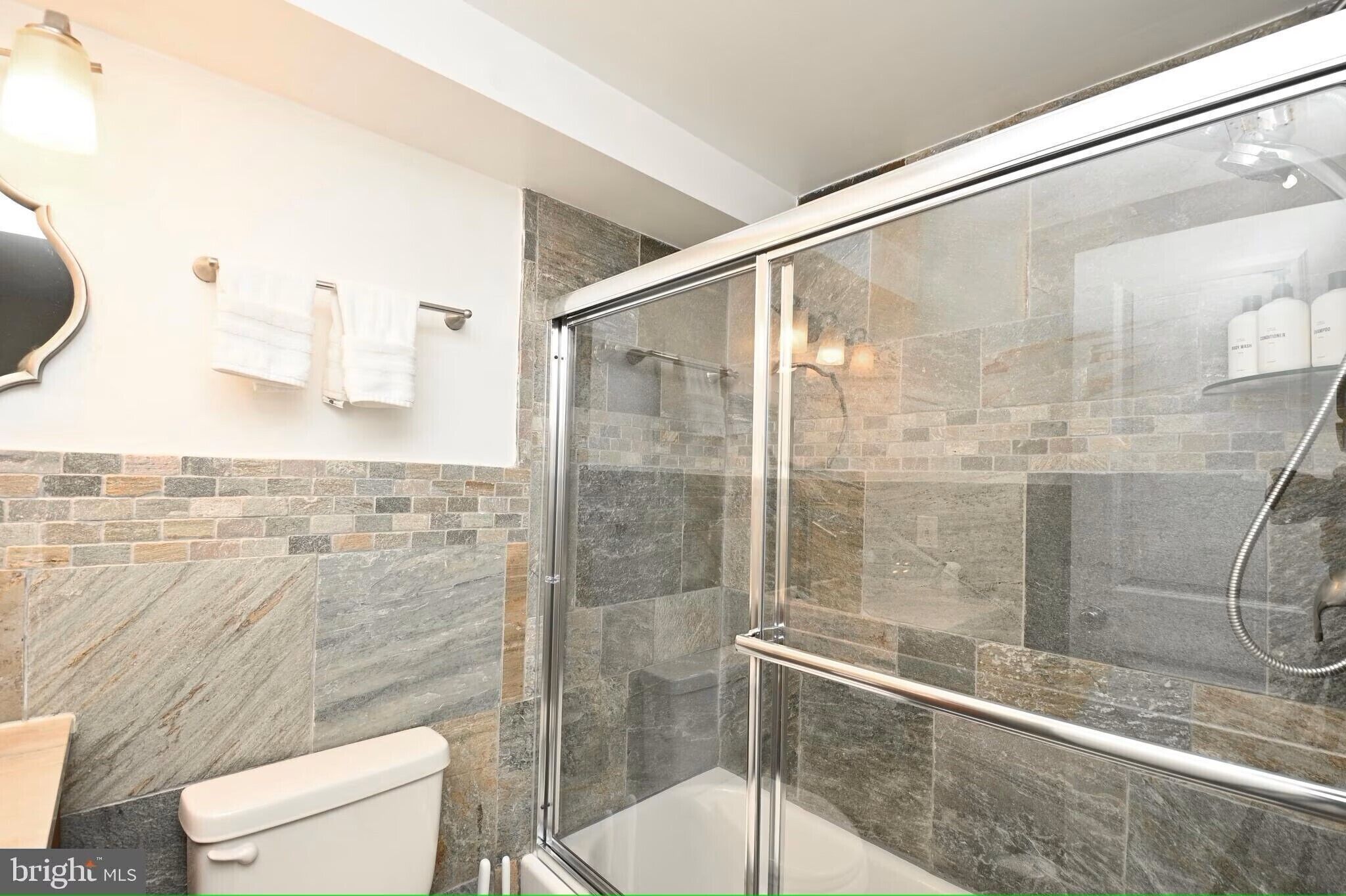 Een douche, een haardroger, handdoeken