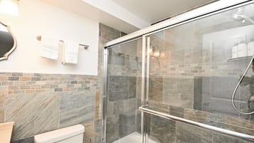 Een douche, een haardroger, handdoeken