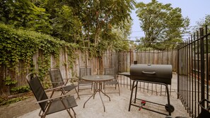 Outdoor dining - Spacious 4BR DC Retreat with Backyard | Free Parking & Fast Wi-Fi (Washington DC)