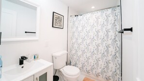 Douche, sèche-cheveux, serviettes fournies