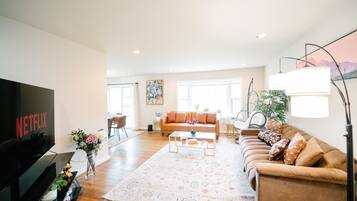 TV connectée, cheminée, baby-foot, livres