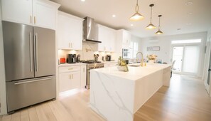 Fridge, microwave, oven, stovetop - Modern 4BR Park View| Sleeps 12 | Rooftop, Parking (Washington DC)