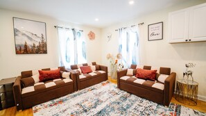 Smart TV, books - Modern 5BR Near DC | Sleeps 24 | Big Yard & Parking (Falls Church)