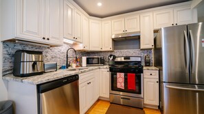 Fridge, microwave, oven, stovetop - Modern 5BR Near DC | Sleeps 24 | Big Yard & Parking (Falls Church)