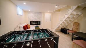 Games room - Modern 5BR Near DC | Sleeps 24 | Big Yard & Parking (Falls Church)