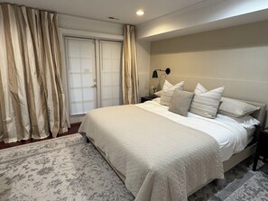 1 bedroom, desk, iron/ironing board, WiFi - Historic English Basement – Elegant Old Town, Alexandria Retreat (Alexandria)