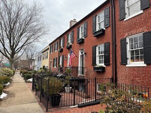 Exterior - Historic English Basement – Elegant Old Town, Alexandria Retreat (Alexandria)
