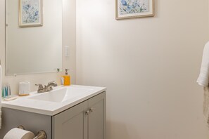 Hair dryer, towels - Renovated 5BR Close to Capitol (Washington DC)
