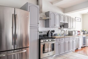 Fridge, microwave, oven, stovetop - Sleek Modern 4BR Home Near Capitol Hill | Rooftop BBQ || High speed wifi (Washington DC)