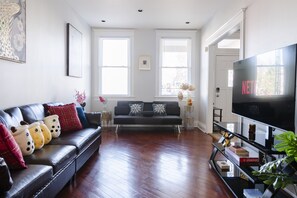 Smart TV, fireplace, books, offices - Sleek Modern 4BR Home Near Capitol Hill | Rooftop BBQ || High speed wifi (Washington DC)