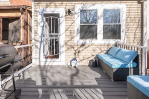 Terrace/patio - Sleek Modern 4BR Home Near Capitol Hill | Rooftop BBQ || High speed wifi (Washington DC)