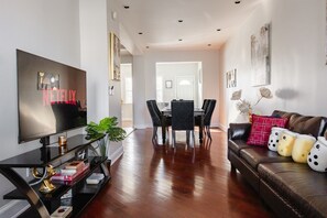 Smart TV, fireplace, books, offices - Sleek Modern 4BR Home Near Capitol Hill | Rooftop BBQ || High speed wifi (Washington DC)