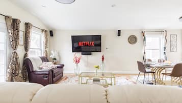 TV connectée, cheminée, livres, espaces bureaux