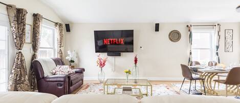 Smart-TV, Kamin, Bücher, Arbeitsbereiche