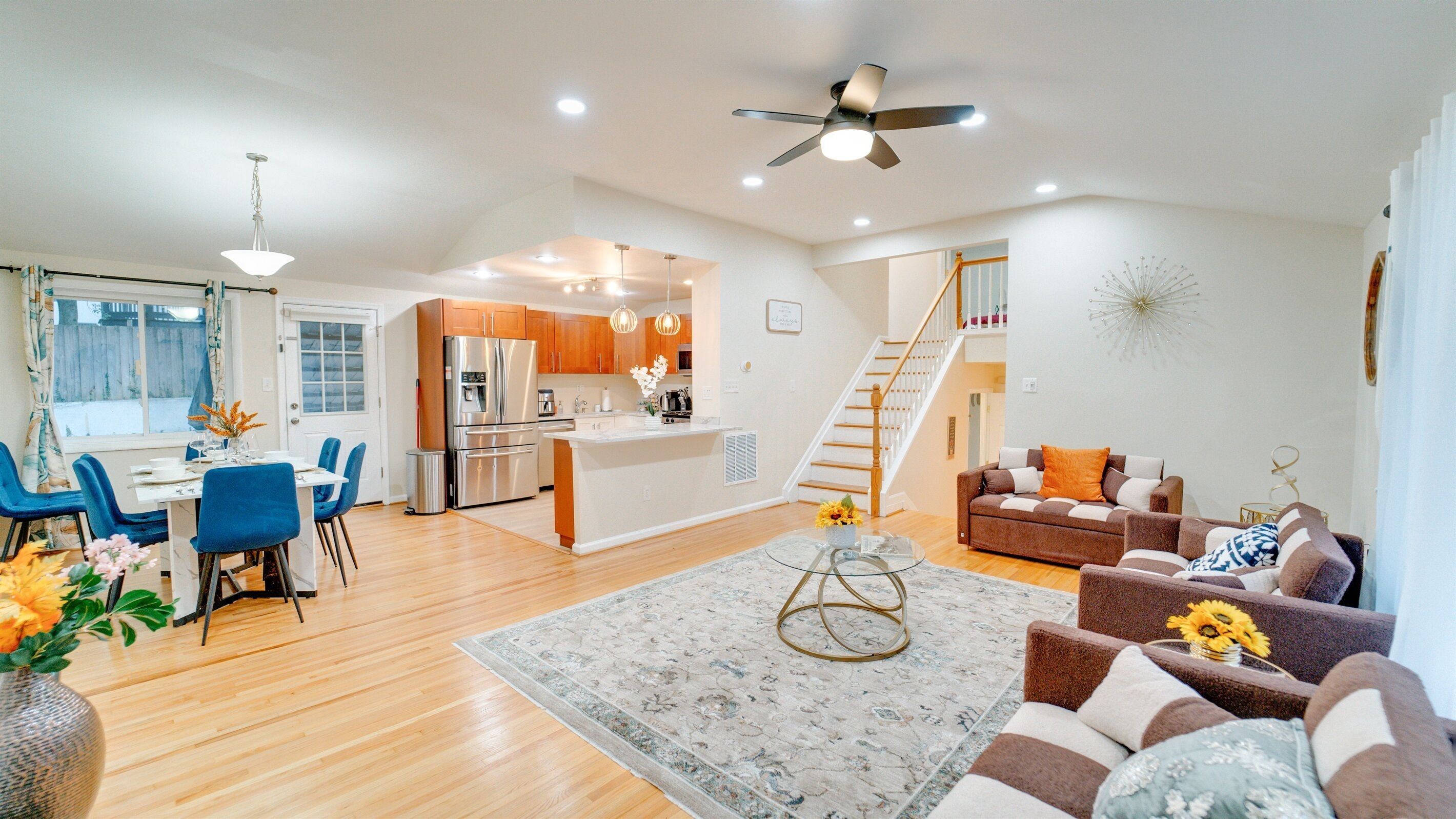 Smart-tv, een tafeltennistafel, boeken en een computerscherm