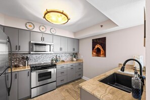 Wasserkocher mit Kaffee-/Teezubehör, Kühlschrank, Mikrowelle, Ofen