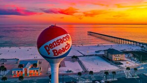 Pensacola Beach -täällä on vesitorni, ranta, laituri ja rantataloja.