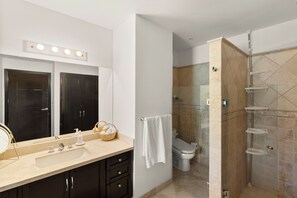 Towels, soap, toilet paper - Oceanview Condo in Cabo Walk to Beach & Marina (Cabo San Lucas)