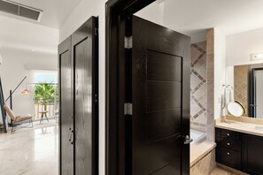 Interior - Oceanview Condo in Cabo Walk to Beach & Marina (Cabo San Lucas)