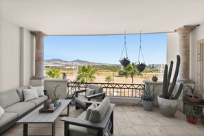 Property grounds - Oceanview Condo in Cabo Walk to Beach & Marina (Cabo San Lucas)