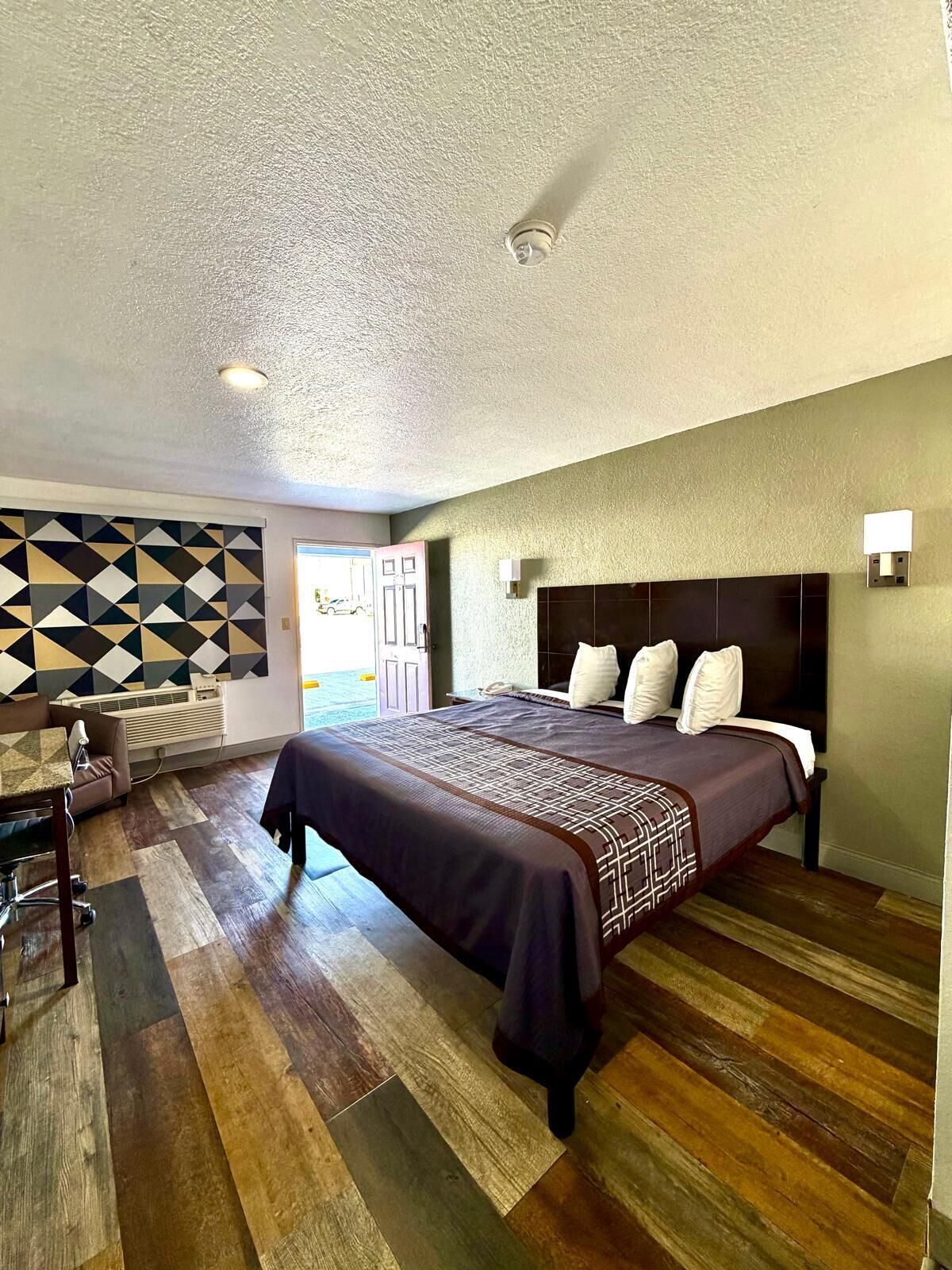 غرفة فردية | مكتب ومكواة/لوح كي وواي فاي مجانًا وملاءات أسرّة