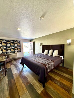 غرفة فردية | مكتب ومكواة/لوح كي وواي فاي مجانًا وملاءات أسرّة