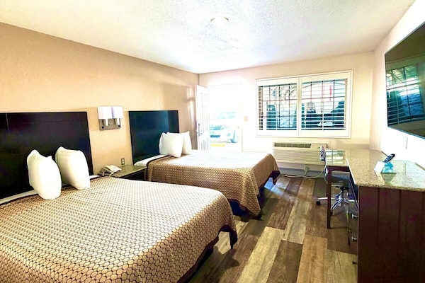Double Room | Desk, iron/ironing board, free WiFi, bed sheets