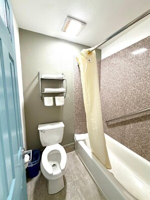 Single Room | Bathroom - Kermit Inn (Kermit)