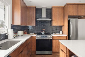 Réfrigérateur, four à micro-ondes, un four, surface de cuisson