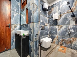 Ducha, zapatillas, toallas y jabón